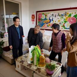 达茂旗太平村节前慰问暧民心